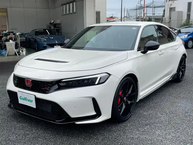 ホンダ シビック タイプR 神奈川県 2025(令7)年 0.1千km チャンピオンシップホワイト ワンオーナー/純正メモリーナビ・地デジTV/バックモニター/純正19インチAW/ブレンボブレーキ/LEDヘッドライト/ホンダセンシング/レーダークルーズコントロール/衝突軽減ブレーキ/LKA/BSM/純正USB/BT再生/ビルトインETC2.0/純正ゴムマット(前のみ)/プッシュスタート/スマートキー×2/保証書・取説あり