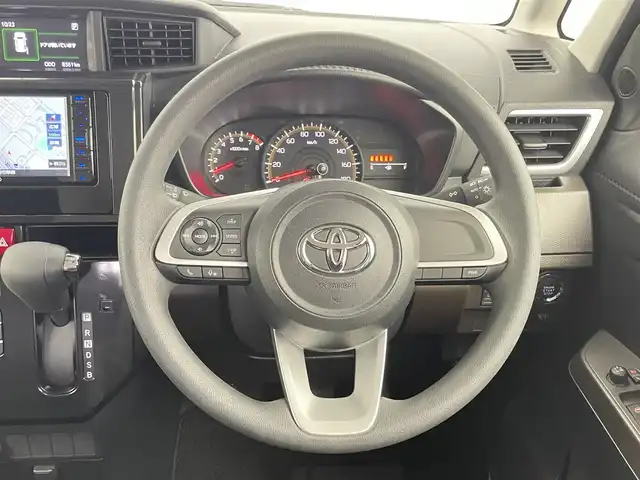 トヨタ ルーミー G 千葉県 2023(令5)年 0.9万km パールホワイトⅢ 禁煙車/スマートアシスト/社外ナビ/・MDV-D709BTW/・CD/DVD/BT/フルセグTV/バックカメラ/両側パワースライドドア/車線逸脱警報/コーナーセンサー/LEDヘッドライト/オートライト/オートハイビーム/リアロールサンシェイド/スマートキー/ETC/アイドリングストップ