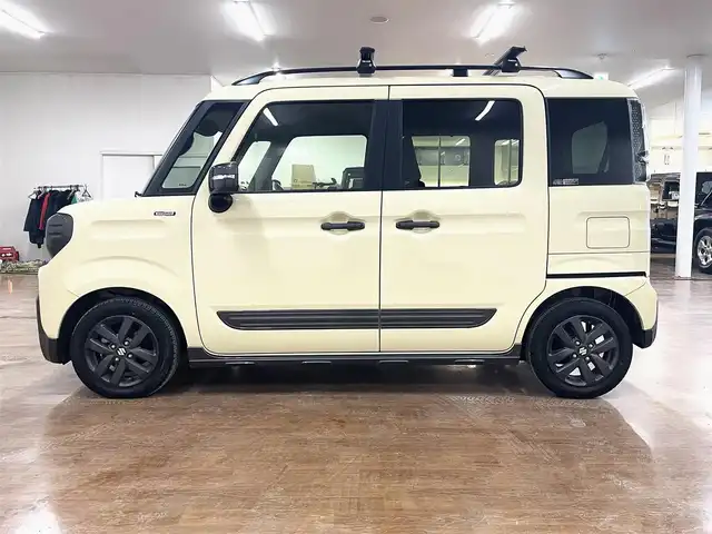 スズキ スペーシア ギア HYBRID XZターボ 道央・札幌 2023(令5)年 1.4万km シフォンアイボリーM ワンオーナー/4WDターボ/衝突軽減ブレーキ/純正14インチAW/ルーフキャリアベース（THULE製）/レーンキープアシスト/横滑り防止/アイドリングストップ/クリアランスソナー/両側パワースライドドア/ヘッドアップディスプレイ/レーダークルーズコントロール/パドルシフト/ディスプレイオーディオ/Bluetooth/CD/DVD/AUX/USB/バックカメラ/ビルトインETC/ドライブレコーダー（前方のみ）/LEDヘッドライト/フォグランプ/スマートキー×2/USBポート×2/シートヒーター（D/N）/サーキュレーター/社外AW付スタッドレスセット積込み/　155/65/14　2022年製6mm/保証書/取扱説明書