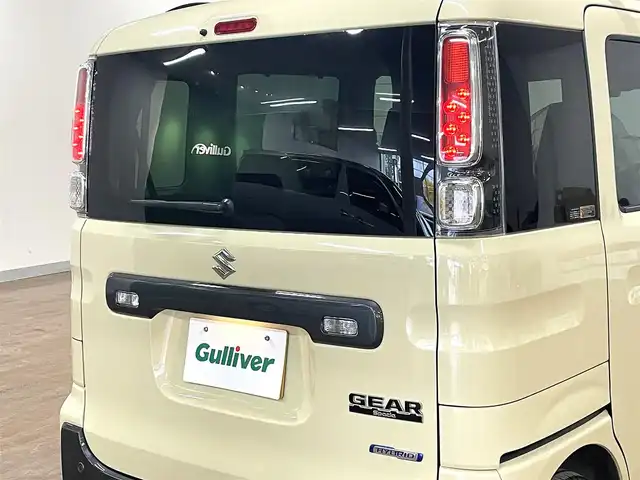 スズキ スペーシア ギア HYBRID XZターボ 道央・札幌 2023(令5)年 1.4万km シフォンアイボリーM ワンオーナー/4WDターボ/衝突軽減ブレーキ/純正14インチAW/ルーフキャリアベース（THULE製）/レーンキープアシスト/横滑り防止/アイドリングストップ/クリアランスソナー/両側パワースライドドア/ヘッドアップディスプレイ/レーダークルーズコントロール/パドルシフト/ディスプレイオーディオ/Bluetooth/CD/DVD/AUX/USB/バックカメラ/ビルトインETC/ドライブレコーダー（前方のみ）/LEDヘッドライト/フォグランプ/スマートキー×2/USBポート×2/シートヒーター（D/N）/サーキュレーター/社外AW付スタッドレスセット積込み/　155/65/14　2022年製6mm/保証書/取扱説明書