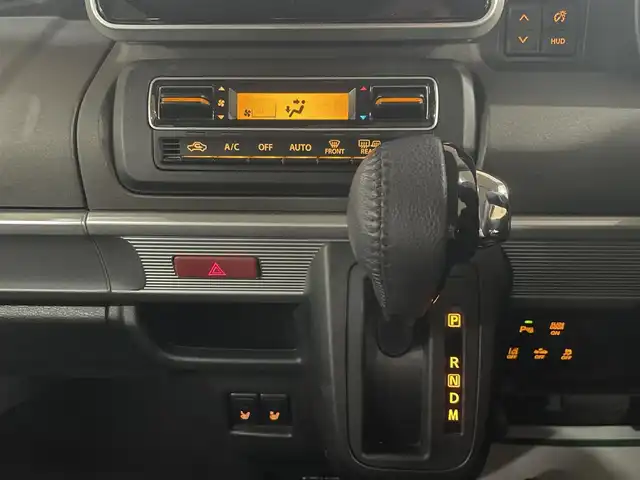 スズキ スペーシア ギア HYBRID XZターボ 道央・札幌 2023(令5)年 1.4万km シフォンアイボリーM ワンオーナー/4WDターボ/衝突軽減ブレーキ/純正14インチAW/ルーフキャリアベース（THULE製）/レーンキープアシスト/横滑り防止/アイドリングストップ/クリアランスソナー/両側パワースライドドア/ヘッドアップディスプレイ/レーダークルーズコントロール/パドルシフト/ディスプレイオーディオ/Bluetooth/CD/DVD/AUX/USB/バックカメラ/ビルトインETC/ドライブレコーダー（前方のみ）/LEDヘッドライト/フォグランプ/スマートキー×2/USBポート×2/シートヒーター（D/N）/サーキュレーター/社外AW付スタッドレスセット積込み/　155/65/14　2022年製6mm/保証書/取扱説明書