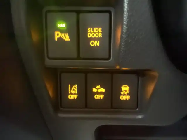 スズキ スペーシア ギア HYBRID XZターボ 道央・札幌 2023(令5)年 1.4万km シフォンアイボリーM ワンオーナー/4WDターボ/衝突軽減ブレーキ/純正14インチAW/ルーフキャリアベース（THULE製）/レーンキープアシスト/横滑り防止/アイドリングストップ/クリアランスソナー/両側パワースライドドア/ヘッドアップディスプレイ/レーダークルーズコントロール/パドルシフト/ディスプレイオーディオ/Bluetooth/CD/DVD/AUX/USB/バックカメラ/ビルトインETC/ドライブレコーダー（前方のみ）/LEDヘッドライト/フォグランプ/スマートキー×2/USBポート×2/シートヒーター（D/N）/サーキュレーター/社外AW付スタッドレスセット積込み/　155/65/14　2022年製6mm/保証書/取扱説明書