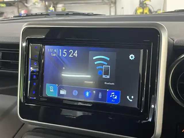 スズキ スペーシア ギア HYBRID XZターボ 道央・札幌 2023(令5)年 1.4万km シフォンアイボリーM ワンオーナー/4WDターボ/衝突軽減ブレーキ/純正14インチAW/ルーフキャリアベース（THULE製）/レーンキープアシスト/横滑り防止/アイドリングストップ/クリアランスソナー/両側パワースライドドア/ヘッドアップディスプレイ/レーダークルーズコントロール/パドルシフト/ディスプレイオーディオ/Bluetooth/CD/DVD/AUX/USB/バックカメラ/ビルトインETC/ドライブレコーダー（前方のみ）/LEDヘッドライト/フォグランプ/スマートキー×2/USBポート×2/シートヒーター（D/N）/サーキュレーター/社外AW付スタッドレスセット積込み/　155/65/14　2022年製6mm/保証書/取扱説明書