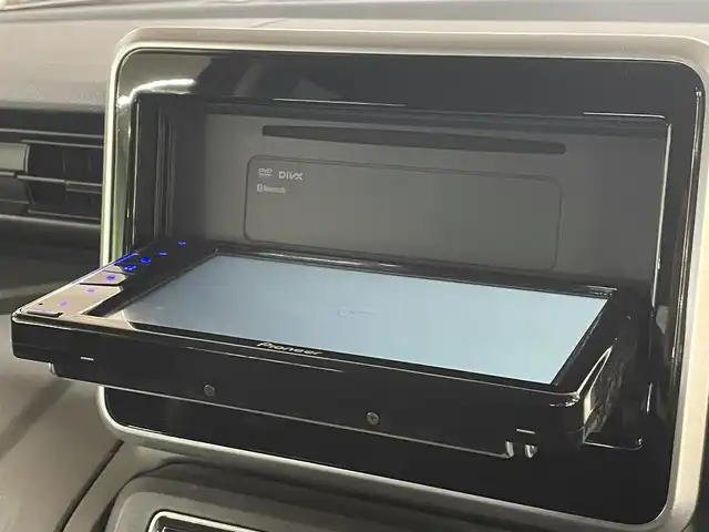 スズキ スペーシア ギア HYBRID XZターボ 道央・札幌 2023(令5)年 1.4万km シフォンアイボリーM ワンオーナー/4WDターボ/衝突軽減ブレーキ/純正14インチAW/ルーフキャリアベース（THULE製）/レーンキープアシスト/横滑り防止/アイドリングストップ/クリアランスソナー/両側パワースライドドア/ヘッドアップディスプレイ/レーダークルーズコントロール/パドルシフト/ディスプレイオーディオ/Bluetooth/CD/DVD/AUX/USB/バックカメラ/ビルトインETC/ドライブレコーダー（前方のみ）/LEDヘッドライト/フォグランプ/スマートキー×2/USBポート×2/シートヒーター（D/N）/サーキュレーター/社外AW付スタッドレスセット積込み/　155/65/14　2022年製6mm/保証書/取扱説明書