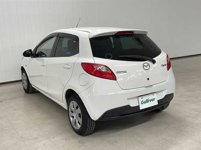 マツダ デミオ 13C－V スマートEDⅡ 熊本県 2013(平25)年 5.1万km クリスタルホワイトパールマイカ 純正ナビ(Bluetooth/CD・DVD/TV/MSV)/純正フロアマット/リモコンキー/AC/ハロゲンヘッドランプ/ダブルエアバッグ/スペアキー/盗難防止装置/取扱説明書/ホイールキャップ
