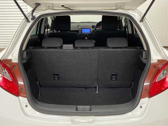 マツダ デミオ 13C－V スマートEDⅡ 熊本県 2013(平25)年 5.1万km クリスタルホワイトパールマイカ 純正ナビ(Bluetooth/CD・DVD/TV/MSV)/純正フロアマット/リモコンキー/AC/ハロゲンヘッドランプ/ダブルエアバッグ/スペアキー/盗難防止装置/取扱説明書/ホイールキャップ
