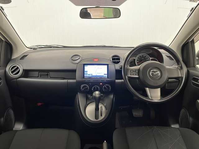 マツダ デミオ 13C－V スマートEDⅡ 熊本県 2013(平25)年 5.1万km クリスタルホワイトパールマイカ 純正ナビ(Bluetooth/CD・DVD/TV/MSV)/純正フロアマット/リモコンキー/AC/ハロゲンヘッドランプ/ダブルエアバッグ/スペアキー/盗難防止装置/取扱説明書/ホイールキャップ