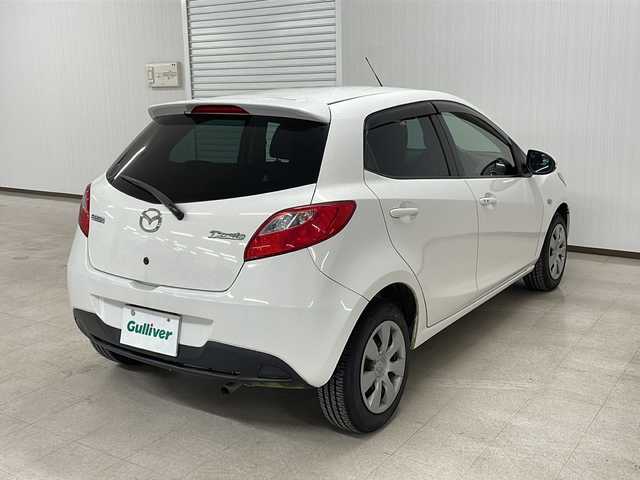 マツダ デミオ 13C－V スマートEDⅡ 熊本県 2013(平25)年 5.1万km クリスタルホワイトパールマイカ 純正ナビ(Bluetooth/CD・DVD/TV/MSV)/純正フロアマット/リモコンキー/AC/ハロゲンヘッドランプ/ダブルエアバッグ/スペアキー/盗難防止装置/取扱説明書/ホイールキャップ