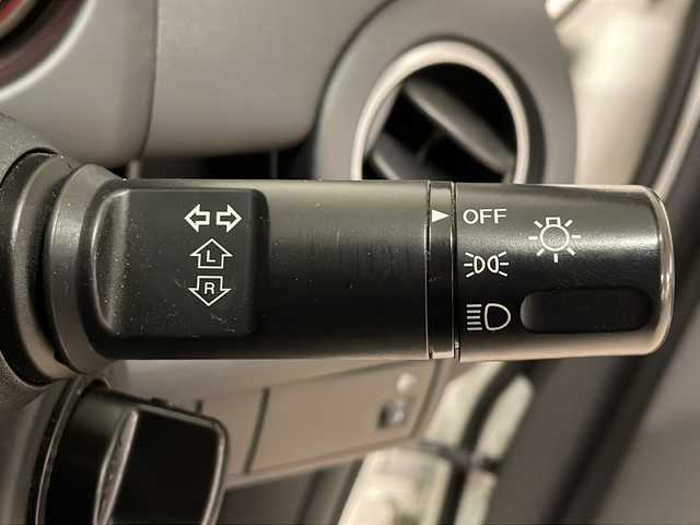 マツダ デミオ 13C－V スマートEDⅡ 熊本県 2013(平25)年 5.1万km クリスタルホワイトパールマイカ 純正ナビ(Bluetooth/CD・DVD/TV/MSV)/純正フロアマット/リモコンキー/AC/ハロゲンヘッドランプ/ダブルエアバッグ/スペアキー/盗難防止装置/取扱説明書/ホイールキャップ