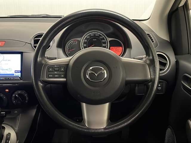 マツダ デミオ 13C－V スマートEDⅡ 熊本県 2013(平25)年 5.1万km クリスタルホワイトパールマイカ 純正ナビ(Bluetooth/CD・DVD/TV/MSV)/純正フロアマット/リモコンキー/AC/ハロゲンヘッドランプ/ダブルエアバッグ/スペアキー/盗難防止装置/取扱説明書/ホイールキャップ