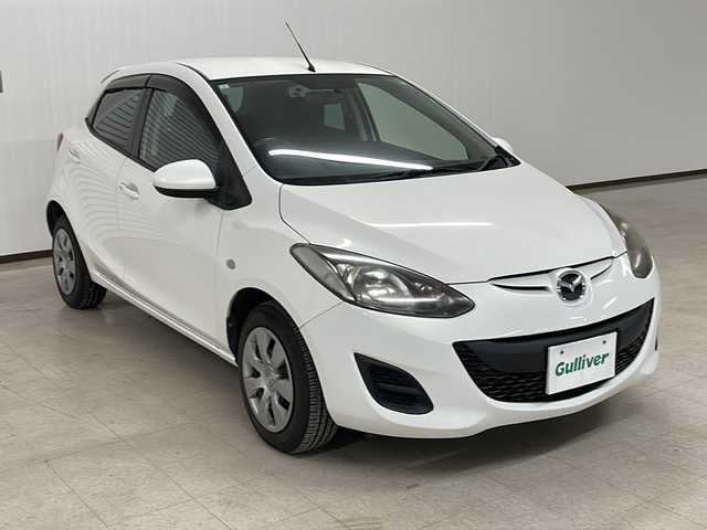 マツダ デミオ 13C－V スマートEDⅡ 熊本県 2013(平25)年 5.1万km クリスタルホワイトパールマイカ 純正ナビ(Bluetooth/CD・DVD/TV/MSV)/純正フロアマット/リモコンキー/AC/ハロゲンヘッドランプ/ダブルエアバッグ/スペアキー/盗難防止装置/取扱説明書/ホイールキャップ