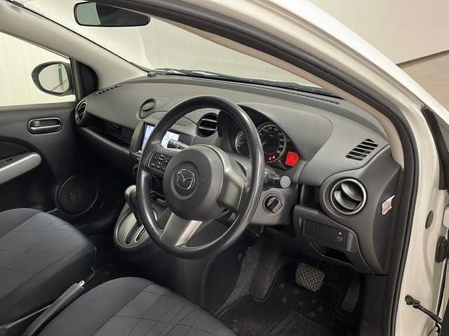 マツダ デミオ 13C－V スマートEDⅡ 熊本県 2013(平25)年 5.1万km クリスタルホワイトパールマイカ 純正ナビ(Bluetooth/CD・DVD/TV/MSV)/純正フロアマット/リモコンキー/AC/ハロゲンヘッドランプ/ダブルエアバッグ/スペアキー/盗難防止装置/取扱説明書/ホイールキャップ