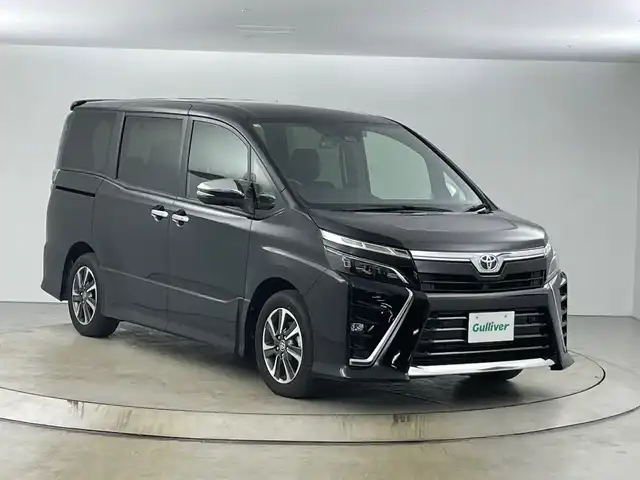 トヨタ ヴォクシー ZS 煌Ⅱ 愛知県 2020(令2)年 4.1万km ブラック 禁煙車/純正10インチナビ/（CD/DVD/Bluetooth/フルセグTV/SD)/バックカメラ/トヨタセーフティセンス/・プリクラッシュセーフティ/・オートマチックハイビーム/・レーンディパーチャーアラート/・パーキングセンサー/・パーキングサポートブレーキ/・先行車発進お知らせ機能/クルーズコントロール/前後ドライブレコーダー/ETC/両側パワースライドドア/アイドリングストップ/スマートキー/プッシュスタート/LEDヘッドライト/フロントフォグランプ/オートライト/純正フロアマット/横滑り防止装置/電動格納ミラー