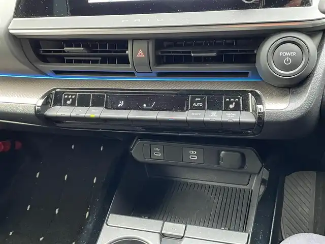 トヨタ プリウス G 神奈川県 2024(令6)年 2.6万km アティチュードブラックマイカ ワンオーナー/純正メモリナビ/地デジTV/パノラマモニター/ビルトインETC2.0/純正USB/Bluetooth/Miracast/前席シートヒーター/トヨタセーフティセンス/レーダークルーズコントロール/PCS/LDA/BSM/PDA/RCTA/PKSB/RSA/コーナーセンサー/純正19インチAW/LEDライト/オートハイビーム/前後ドライブレコーダー/AC100V/プッシュスタート/スマートキー×2/R6/7年ディーラー整備記録/保証書・ユーザーガイド