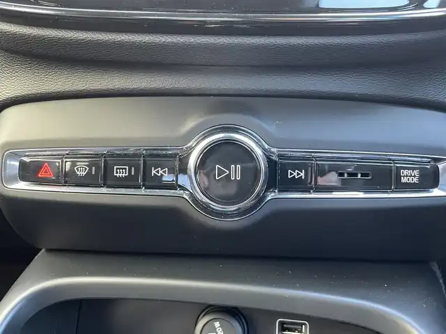 ボルボ ＸＣ４０ T4 AWD インスクリプション 静岡県 2020(令2)年 4.9万km ぺブルグレー 黒革/前席シートヒーター/ステアリングヒーター/メモリー付きパワーシート/harman/kardonプレミアムサウンド/ワイヤレス充電/純正ナビ/(Bluetooth/AppleCarPlay/USB/iPod/フルセグ)/電動リアゲート/BLIS/ACC/LKA/AFS/自動駐車システム/クリスタルシフトノブ/ボディーカラーペブルグレーメタリック（Inscription専用色)/360°カメラ/ETC/ドライブレコーダー/保証書/取扱説明書