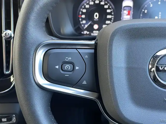 ボルボ ＸＣ４０ T4 AWD インスクリプション 静岡県 2020(令2)年 4.9万km ぺブルグレー 黒革/前席シートヒーター/ステアリングヒーター/メモリー付きパワーシート/harman/kardonプレミアムサウンド/ワイヤレス充電/純正ナビ/(Bluetooth/AppleCarPlay/USB/iPod/フルセグ)/電動リアゲート/BLIS/ACC/LKA/AFS/自動駐車システム/クリスタルシフトノブ/ボディーカラーペブルグレーメタリック（Inscription専用色)/360°カメラ/ETC/ドライブレコーダー/保証書/取扱説明書