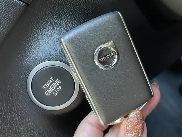 ボルボ ＸＣ４０ T4 AWD インスクリプション 静岡県 2020(令2)年 4.9万km ぺブルグレー 黒革/前席シートヒーター/ステアリングヒーター/メモリー付きパワーシート/harman/kardonプレミアムサウンド/ワイヤレス充電/純正ナビ/(Bluetooth/AppleCarPlay/USB/iPod/フルセグ)/電動リアゲート/BLIS/ACC/LKA/AFS/自動駐車システム/クリスタルシフトノブ/ボディーカラーペブルグレーメタリック（Inscription専用色)/360°カメラ/ETC/ドライブレコーダー/保証書/取扱説明書