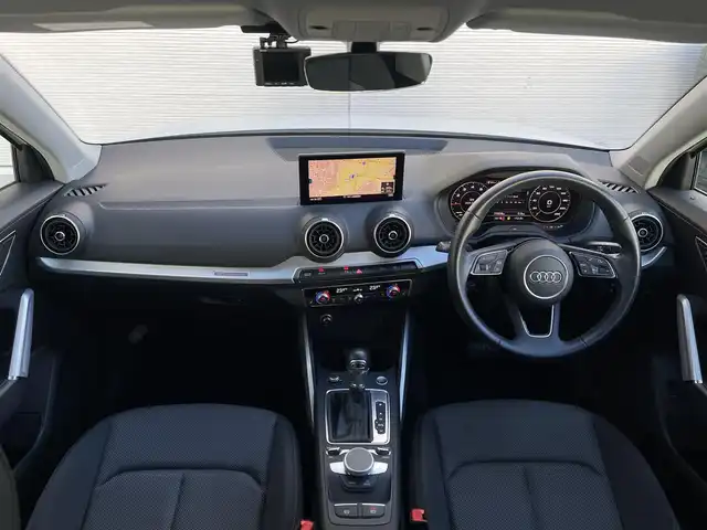 アウディ Ｑ２ ハッシュタグ ブラックスタイリング 山梨県 2019(令1)年 3.2万km グレイシアホワイトメタリック ３７５台限定　/ブラックＳＰＫＧ　/ＯＰ１８ＡＷ　/３０ＴＦＳＩＳＰベース　/バーチャルＣＰ　/ＭＭＩ　/メモリナビ　/カープレイ　/アシスタンスＰ　/ＡＣＣ　/ＢＳＡ　/ＬＫＡ　/フルセグ　/ＢＴ　/Ｂカメラ　/コーナーＳ