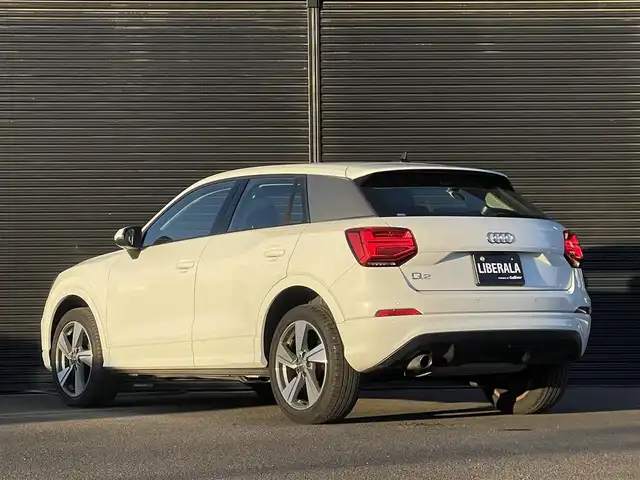 アウディ Ｑ２ ハッシュタグ ブラックスタイリング 山梨県 2019(令1)年 3.2万km グレイシアホワイトメタリック ３７５台限定　/ブラックＳＰＫＧ　/ＯＰ１８ＡＷ　/３０ＴＦＳＩＳＰベース　/バーチャルＣＰ　/ＭＭＩ　/メモリナビ　/カープレイ　/アシスタンスＰ　/ＡＣＣ　/ＢＳＡ　/ＬＫＡ　/フルセグ　/ＢＴ　/Ｂカメラ　/コーナーＳ