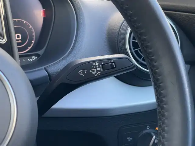 アウディ Ｑ２ ハッシュタグ ブラックスタイリング 山梨県 2019(令1)年 3.2万km グレイシアホワイトメタリック ３７５台限定　/ブラックＳＰＫＧ　/ＯＰ１８ＡＷ　/３０ＴＦＳＩＳＰベース　/バーチャルＣＰ　/ＭＭＩ　/メモリナビ　/カープレイ　/アシスタンスＰ　/ＡＣＣ　/ＢＳＡ　/ＬＫＡ　/フルセグ　/ＢＴ　/Ｂカメラ　/コーナーＳ