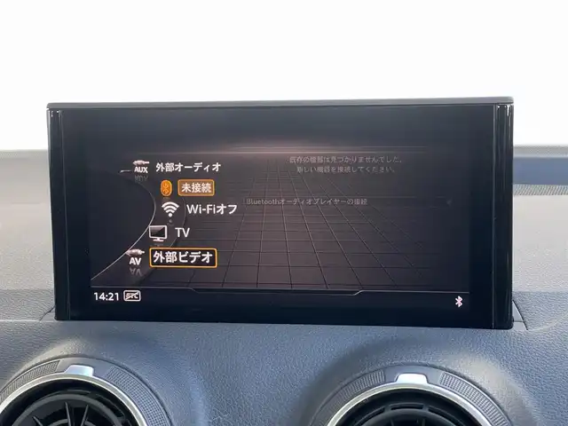 アウディ Ｑ２ ハッシュタグ ブラックスタイリング 山梨県 2019(令1)年 3.2万km グレイシアホワイトメタリック ３７５台限定　/ブラックＳＰＫＧ　/ＯＰ１８ＡＷ　/３０ＴＦＳＩＳＰベース　/バーチャルＣＰ　/ＭＭＩ　/メモリナビ　/カープレイ　/アシスタンスＰ　/ＡＣＣ　/ＢＳＡ　/ＬＫＡ　/フルセグ　/ＢＴ　/Ｂカメラ　/コーナーＳ