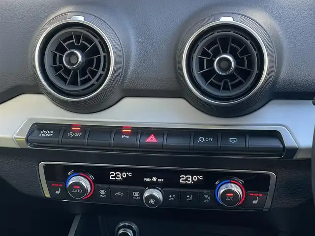 アウディ Ｑ２ ハッシュタグ ブラックスタイリング 山梨県 2019(令1)年 3.2万km グレイシアホワイトメタリック ３７５台限定　/ブラックＳＰＫＧ　/ＯＰ１８ＡＷ　/３０ＴＦＳＩＳＰベース　/バーチャルＣＰ　/ＭＭＩ　/メモリナビ　/カープレイ　/アシスタンスＰ　/ＡＣＣ　/ＢＳＡ　/ＬＫＡ　/フルセグ　/ＢＴ　/Ｂカメラ　/コーナーＳ