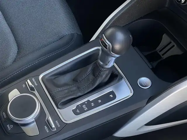 アウディ Ｑ２ ハッシュタグ ブラックスタイリング 山梨県 2019(令1)年 3.2万km グレイシアホワイトメタリック ３７５台限定　/ブラックＳＰＫＧ　/ＯＰ１８ＡＷ　/３０ＴＦＳＩＳＰベース　/バーチャルＣＰ　/ＭＭＩ　/メモリナビ　/カープレイ　/アシスタンスＰ　/ＡＣＣ　/ＢＳＡ　/ＬＫＡ　/フルセグ　/ＢＴ　/Ｂカメラ　/コーナーＳ