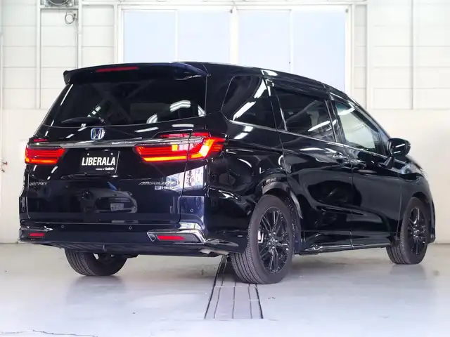 ホンダ オデッセイ ハイブリッド e:HEVアブソルート EX 群馬県 2021(令3)年 2.3万km プレミアムヴィーナスブラックP 本革シート/純正10インチナビ/・AM/FM/CD/DVD/SD/フルセグTV/・Bluetooth/USB/HDMI/AppleCarPlay/純正フリップダウンモニター/マルチビューカメラシステム/Hondaスマートパーキングアシスト/ハンズフリーアクセスパワーテールゲート/ジェスチャーコントロール両側パワースライドドア/ホンダセンシング/・衝突軽減ブレーキ（CMBS）/・路外逸脱抑制機能/車線維持支援システム（LKAS）/・誤発進抑制機能/後方誤発進抑制機能/・歩行者事故低減ステアリング/・渋滞追従機能付アダプティブクルーズコントロール/・先行車発進お知らせ機能/標識認識機能/LEDアクティブコーナリングライト/ブラインドスポットインフォメーション/2列目プレミアムクレードルシート/前席パワーシート/シートヒーター/運転席大型アームレスト/AC100V電源/電動パーキングブレーキ/オートブレーキホールド