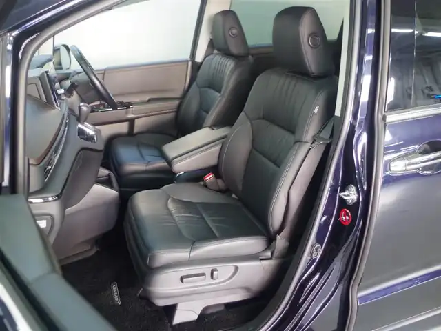 ホンダ オデッセイ ハイブリッド e:HEVアブソルート EX 群馬県 2021(令3)年 2.3万km プレミアムヴィーナスブラックP 本革シート/純正10インチナビ/・AM/FM/CD/DVD/SD/フルセグTV/・Bluetooth/USB/HDMI/AppleCarPlay/純正フリップダウンモニター/マルチビューカメラシステム/Hondaスマートパーキングアシスト/ハンズフリーアクセスパワーテールゲート/ジェスチャーコントロール両側パワースライドドア/ホンダセンシング/・衝突軽減ブレーキ（CMBS）/・路外逸脱抑制機能/車線維持支援システム（LKAS）/・誤発進抑制機能/後方誤発進抑制機能/・歩行者事故低減ステアリング/・渋滞追従機能付アダプティブクルーズコントロール/・先行車発進お知らせ機能/標識認識機能/LEDアクティブコーナリングライト/ブラインドスポットインフォメーション/2列目プレミアムクレードルシート/前席パワーシート/シートヒーター/運転席大型アームレスト/AC100V電源/電動パーキングブレーキ/オートブレーキホールド