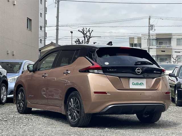 日産 リーフ e+ X 東京都 2023(令5)年 1.1万km ゴールドⅡ ワンオーナー/純正HDDナビ/ (フルセグTV/Bluetooth/USB/HDMI)/インテリジェントアラウンドビューモニター/ビルトインETC2.0/ドライブレコーダー/デジタルインナーミラー/前席シートヒーター/ステアリングヒーター/クルーズコントロール/側方支援/エマージェンシーブレーキ/道路標識表示/駐車支援/ふらつき警報/オートマチックハイビーム/横滑り防止装置/社外16インチアルミホイール【純正16インチアルミあり】/スマートキー/純正LEDヘッドライト/カーテンエアバック/スペアキー1本/保証書/取扱説明書