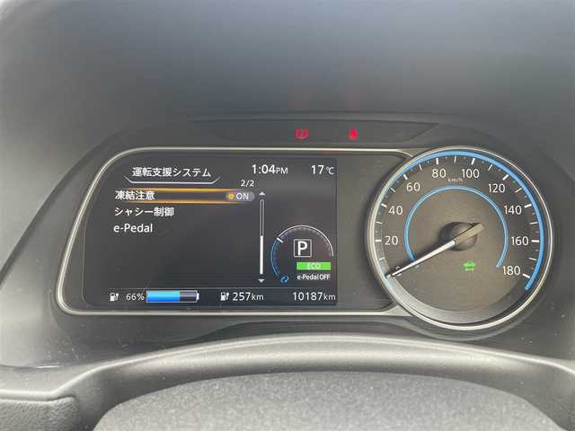 日産 リーフ e+ X 東京都 2023(令5)年 1.1万km ゴールドⅡ ワンオーナー/純正HDDナビ/ (フルセグTV/Bluetooth/USB/HDMI)/インテリジェントアラウンドビューモニター/ビルトインETC2.0/ドライブレコーダー/デジタルインナーミラー/前席シートヒーター/ステアリングヒーター/クルーズコントロール/側方支援/エマージェンシーブレーキ/道路標識表示/駐車支援/ふらつき警報/オートマチックハイビーム/横滑り防止装置/社外16インチアルミホイール【純正16インチアルミあり】/スマートキー/純正LEDヘッドライト/カーテンエアバック/スペアキー1本/保証書/取扱説明書