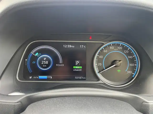 日産 リーフ e+ X 東京都 2023(令5)年 1.1万km ゴールドⅡ ワンオーナー/純正HDDナビ/ (フルセグTV/Bluetooth/USB/HDMI)/インテリジェントアラウンドビューモニター/ビルトインETC2.0/ドライブレコーダー/デジタルインナーミラー/前席シートヒーター/ステアリングヒーター/クルーズコントロール/側方支援/エマージェンシーブレーキ/道路標識表示/駐車支援/ふらつき警報/オートマチックハイビーム/横滑り防止装置/社外16インチアルミホイール【純正16インチアルミあり】/スマートキー/純正LEDヘッドライト/カーテンエアバック/スペアキー1本/保証書/取扱説明書