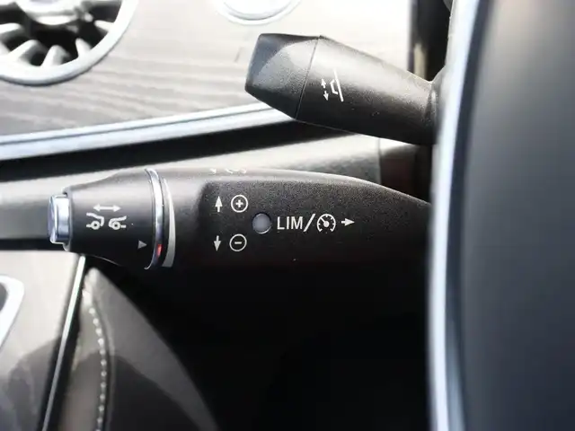 メルセデス・ベンツ Ｅ２００ カブリオレ スポーツ 宮城県 2018(平30)年 3万km オブシディアンブラック レザーパッケージ/・本革シート(ナッパレザー/赤黒)/・ブルメスター/・エアバランスパッケージ/・エアキャップ/・エアスカーフ/AMGラインパッケージ/アダプティブクルーズコントロール/インテリジェントライトシステム/アダプティブレーンキープアシスト/ブラインドスポットモニター/ヘッドアップディスプレイ/パドルシフト/メモリ付パワーシート(DN席)/シートヒーター(DN席)/純正HDDナビ(BT/USB/フルセグTV)/360°カメラ/純正19AW/ETC/キーレスゴー/パドルシフト/ステアリングスイッチ/禁煙車