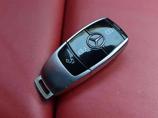 メルセデス・ベンツ Ｅ２００ カブリオレ スポーツ 宮城県 2018(平30)年 3万km オブシディアンブラック レザーパッケージ/・本革シート(ナッパレザー/赤黒)/・ブルメスター/・エアバランスパッケージ/・エアキャップ/・エアスカーフ/AMGラインパッケージ/アダプティブクルーズコントロール/インテリジェントライトシステム/アダプティブレーンキープアシスト/ブラインドスポットモニター/ヘッドアップディスプレイ/パドルシフト/メモリ付パワーシート(DN席)/シートヒーター(DN席)/純正HDDナビ(BT/USB/フルセグTV)/360°カメラ/純正19AW/ETC/キーレスゴー/パドルシフト/ステアリングスイッチ/禁煙車