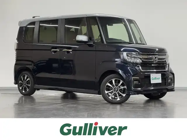 ホンダ Ｎ ＢＯＸ カスタム L コーディネートスタイル 三重県 2022(令4)年 2万km ミッドナイトブルービームM ガソリン/FF/インパネCVT/純正 8インチナビ VXU-217NBi/（CD/DVD/RADIO/TV/SD/Music Rack/USB/iPod/Bluetooth/CarPlay）/バックカメラ/両側パワースライドドア/ドライブレコーダー 前後/ビルトイン ETC（ナビ連動）/Honda SENSING/・衝突軽減ブレーキ［CMBS］/・車線維持支援システム［LKAS］/・アダプティブクルーズコントロール［ACC］/・路外逸脱抑制機能/・先行車発進お知らせ機能/・標識認識機能/・オートハイビーム機能/装備/・ハーフレザーシート/・シートヒーター（D/N）/・オートエアコン/・電子パーキングブレーキ＆ブレーキホールド機能/・ステアリングスイッチ/・プッシュスタート/・充電用（x2）＆入力用（x1）USBジャック/・純正14inAW/・保/・スマートキーx2