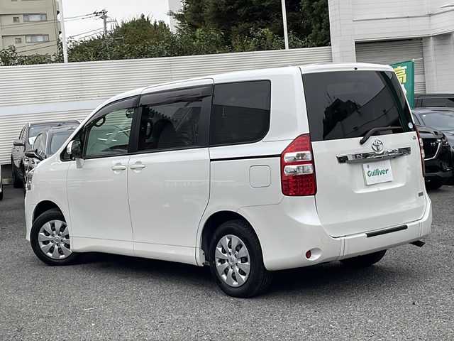 トヨタ ノア X Lセレクション 東京都 2013(平25)年 2万km ホワイトパールクリスタルシャイン 車いす仕様車スロープタイプI/6人＋車いす１脚仕様/電動スロープ【ワイヤレスリモコン付き】/新車時保証書　/取扱説明書　ナビ説明書	/純正ナビ/ワンセグTV【NSCP-W62】	/SD/CD/BT	/バックカメラ　ETC	/ドライブレコーダー【前後】/左側パワースライドドア	/HIDライト/オートライト	/キーレスキー/スペアキー