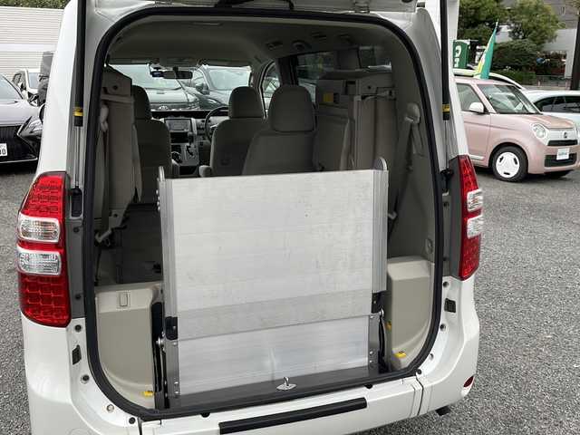 トヨタ ノア X Lセレクション 東京都 2013(平25)年 2万km ホワイトパールクリスタルシャイン 車いす仕様車スロープタイプI/6人＋車いす１脚仕様/電動スロープ【ワイヤレスリモコン付き】/新車時保証書　/取扱説明書　ナビ説明書	/純正ナビ/ワンセグTV【NSCP-W62】	/SD/CD/BT	/バックカメラ　ETC	/ドライブレコーダー【前後】/左側パワースライドドア	/HIDライト/オートライト	/キーレスキー/スペアキー