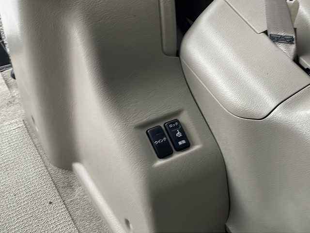 トヨタ ノア X Lセレクション 東京都 2013(平25)年 2万km ホワイトパールクリスタルシャイン 車いす仕様車スロープタイプI/6人＋車いす１脚仕様/電動スロープ【ワイヤレスリモコン付き】/新車時保証書　/取扱説明書　ナビ説明書	/純正ナビ/ワンセグTV【NSCP-W62】	/SD/CD/BT	/バックカメラ　ETC	/ドライブレコーダー【前後】/左側パワースライドドア	/HIDライト/オートライト	/キーレスキー/スペアキー