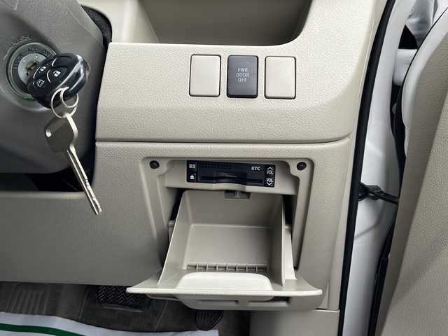 トヨタ ノア X Lセレクション 東京都 2013(平25)年 2万km ホワイトパールクリスタルシャイン 車いす仕様車スロープタイプI/6人＋車いす１脚仕様/電動スロープ【ワイヤレスリモコン付き】/新車時保証書　/取扱説明書　ナビ説明書	/純正ナビ/ワンセグTV【NSCP-W62】	/SD/CD/BT	/バックカメラ　ETC	/ドライブレコーダー【前後】/左側パワースライドドア	/HIDライト/オートライト	/キーレスキー/スペアキー