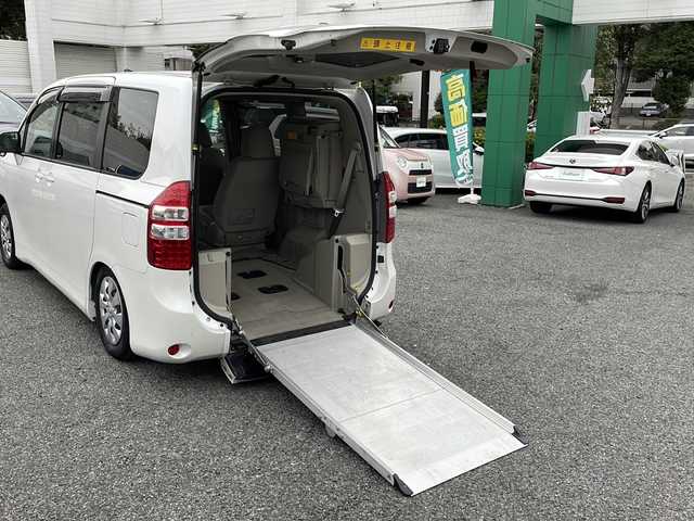 トヨタ ノア X Lセレクション 東京都 2013(平25)年 2万km ホワイトパールクリスタルシャイン 車いす仕様車スロープタイプI/6人＋車いす１脚仕様/電動スロープ【ワイヤレスリモコン付き】/新車時保証書　/取扱説明書　ナビ説明書	/純正ナビ/ワンセグTV【NSCP-W62】	/SD/CD/BT	/バックカメラ　ETC	/ドライブレコーダー【前後】/左側パワースライドドア	/HIDライト/オートライト	/キーレスキー/スペアキー