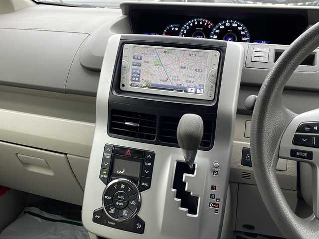 トヨタ ノア X Lセレクション 東京都 2013(平25)年 2万km ホワイトパールクリスタルシャイン 車いす仕様車スロープタイプI/6人＋車いす１脚仕様/電動スロープ【ワイヤレスリモコン付き】/新車時保証書　/取扱説明書　ナビ説明書	/純正ナビ/ワンセグTV【NSCP-W62】	/SD/CD/BT	/バックカメラ　ETC	/ドライブレコーダー【前後】/左側パワースライドドア	/HIDライト/オートライト	/キーレスキー/スペアキー