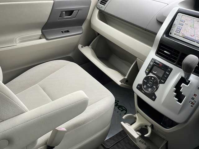 トヨタ ノア X Lセレクション 東京都 2013(平25)年 2万km ホワイトパールクリスタルシャイン 車いす仕様車スロープタイプI/6人＋車いす１脚仕様/電動スロープ【ワイヤレスリモコン付き】/新車時保証書　/取扱説明書　ナビ説明書	/純正ナビ/ワンセグTV【NSCP-W62】	/SD/CD/BT	/バックカメラ　ETC	/ドライブレコーダー【前後】/左側パワースライドドア	/HIDライト/オートライト	/キーレスキー/スペアキー