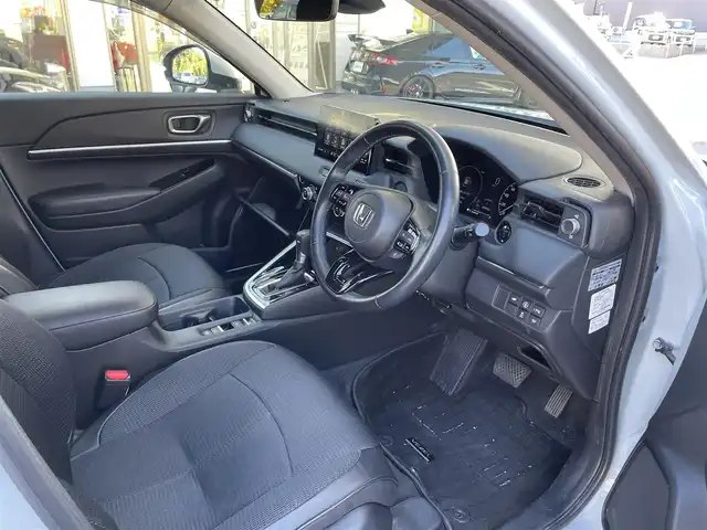 ホンダ ヴェゼル ハイブリッド e:HEV Z 長崎県 2021(令3)年 3.1万km プレミアムサンライトホワイトパール ワンオーナー車両/純正ディスプレイオーディオ（ナビ機能、フルセグ、AM、FM、BTオーディオ、AppleCarPlay、AndroidAuto）/バックカメラ/電動リアゲート/クルーズコントロール/パドルシフト/DNシートヒーター/ハーフレザー調シートカバー/ETC/BSM/電動パーキング/パーキングセンサー/電動格納ウインカーミラー