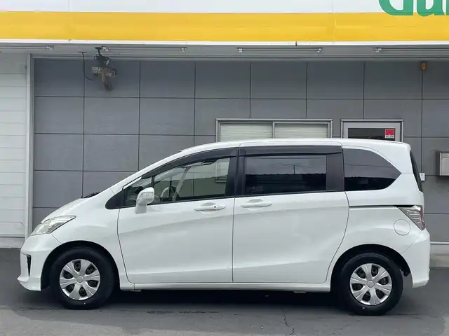 ホンダ フリード G プレミアムエディション 千葉県 2016(平28)年 8.4万km ホワイトオーキッドパール Gathersナビ/フルセグTV/Blue Tooth/CD/DVD/フリップダウンモニター/バックカメラ/前後ドライブレコーダー/両側パワスラドア/ビルトインETC/社外LEDヘッドライトバルブ/純正フロアマット/電動格納ミラー/ドアバイザー/取説/保証書