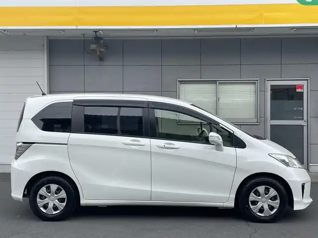 ホンダ フリード G プレミアムエディション 千葉県 2016(平28)年 8.4万km ホワイトオーキッドパール Gathersナビ/フルセグTV/Blue Tooth/CD/DVD/フリップダウンモニター/バックカメラ/前後ドライブレコーダー/両側パワスラドア/ビルトインETC/社外LEDヘッドライトバルブ/純正フロアマット/電動格納ミラー/ドアバイザー/取説/保証書