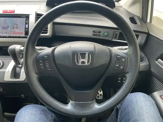 ホンダ フリード G プレミアムエディション 千葉県 2016(平28)年 8.4万km ホワイトオーキッドパール Gathersナビ/フルセグTV/Blue Tooth/CD/DVD/フリップダウンモニター/バックカメラ/前後ドライブレコーダー/両側パワスラドア/ビルトインETC/社外LEDヘッドライトバルブ/純正フロアマット/電動格納ミラー/ドアバイザー/取説/保証書