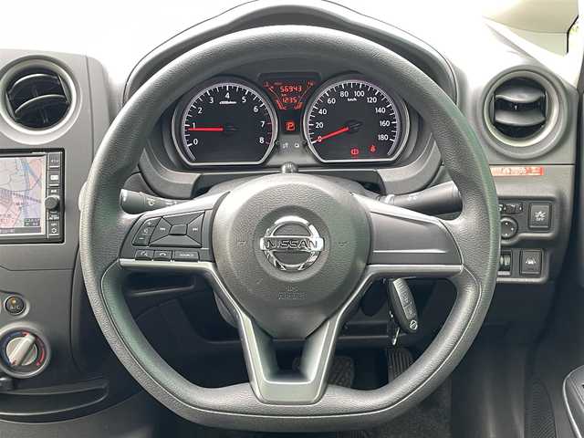 日産 ノート X 福岡県 2017(平29)年 5.7万km スーパーブラック 360°セーフティアシスト/横滑り防止/盗難防止/レーンキープアシスト/エアバッグ/バックカメラ/SDナビ/BT/フルセグTV/CDチェンジャー/純正フロアマット/プッシュスタート/スマートキー/オートライト/スペアキー/パワーウィンドウ