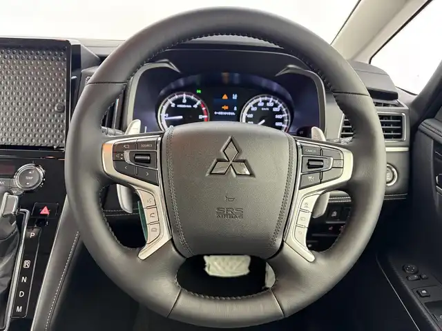 三菱 デリカＤ：５ シャモニー 愛知県 2025(令7)年 0.1千km 黒Ⅱ 登録済未使用車/4WD/ディーゼル/ターボ/e-Assist/  　・衝突軽減ブレーキシステム/　　・車線逸脱警報システム/　　・レーダークルーズコントロール/　　・オートマチックハイビーム/　　・BSM/マルチアラウンドモニター/革巻きステアリング/パドルシフト/ステアリングヒーター/ハーフレザーシート/パワーシート/シートヒーター/キャプテンシート/両側パワースライドドア/パワーバックドア/純正LEDヘッドライト/フォグランプ/純正18インチアルミホイール/取扱説明書/保証書/スペアキー