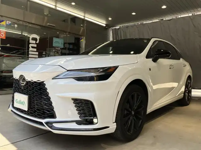 レクサス ＲＸ 500h Fスポーツパフォーマンス 東京都 2023(令5)年 2.3万km ホワイトノーヴァガラスフレーク ワンオーナー/セーフティシステムプラス/・プリクラッシュセーフティ/・レーンディパーチャーアラート/・レーントレーシングアシスト/・レーンチェンジアシスト/・レーダークルーズコントロール/・ロードサインアシスト/・発進遅れ告知機能/・ドライバー異常時対応システム/・ドライバーモニター連携/・フロントクロストラフィックアラート/14インチタッチディスプレイオーディオ/・車載コネクティッドナビ/・音声対話サービス/・地デジTV/・Apple CarPlay・Android auto/・USB端子/レクサスチームメイト/ブラインドスポットモニター/パーキングサポートブレーキ/パノラマビューモニター/パノラマルーフ/おくだけ充電/パドルシフト/3連フルLEDヘッドライト/デジタルインナーミラー/ドライブレコーダー前後/レザーシート　・シートヒーター ・ベンチレーション/ハンズフリーパワーバックドア/スマートキー　・スペアキー有/アクセサリーコンセント AC100W/ビルトインETC/保証書/ディーラー記録簿