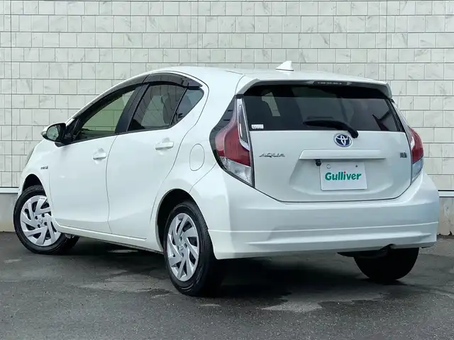 トヨタ アクア S 岐阜県 2015(平27)年 7.9万km ライムホワイトパールクリスタルシャイン Carrozzeria社製SDナビ/バックカメラ/ETC/オートエアコン/横滑り防止装置/Wエアバッグ/オートライト/ワンセグTV